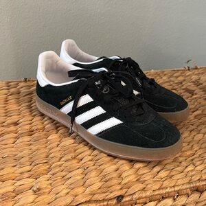 Men’s Women’s Adidas Gazelle Suede with gum bottom 5.5 men’s 7.5 women’s